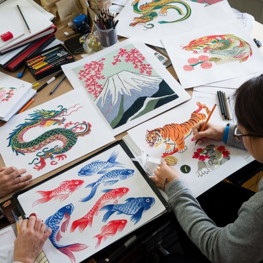 スカジャンのデザイン画を描くクリエイター、伝統と革新が交わる制作現場