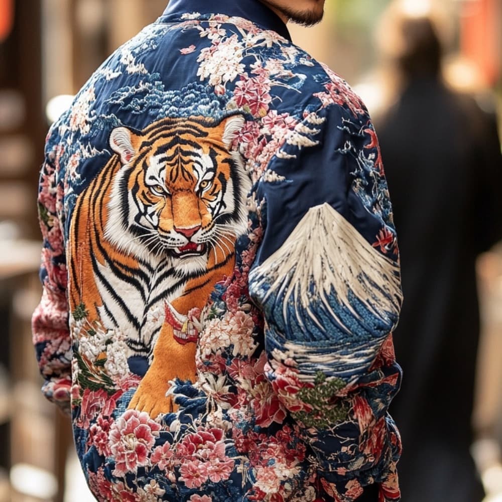 虎と富士山が描かれた伝統的な青のスカジャン（男性）
