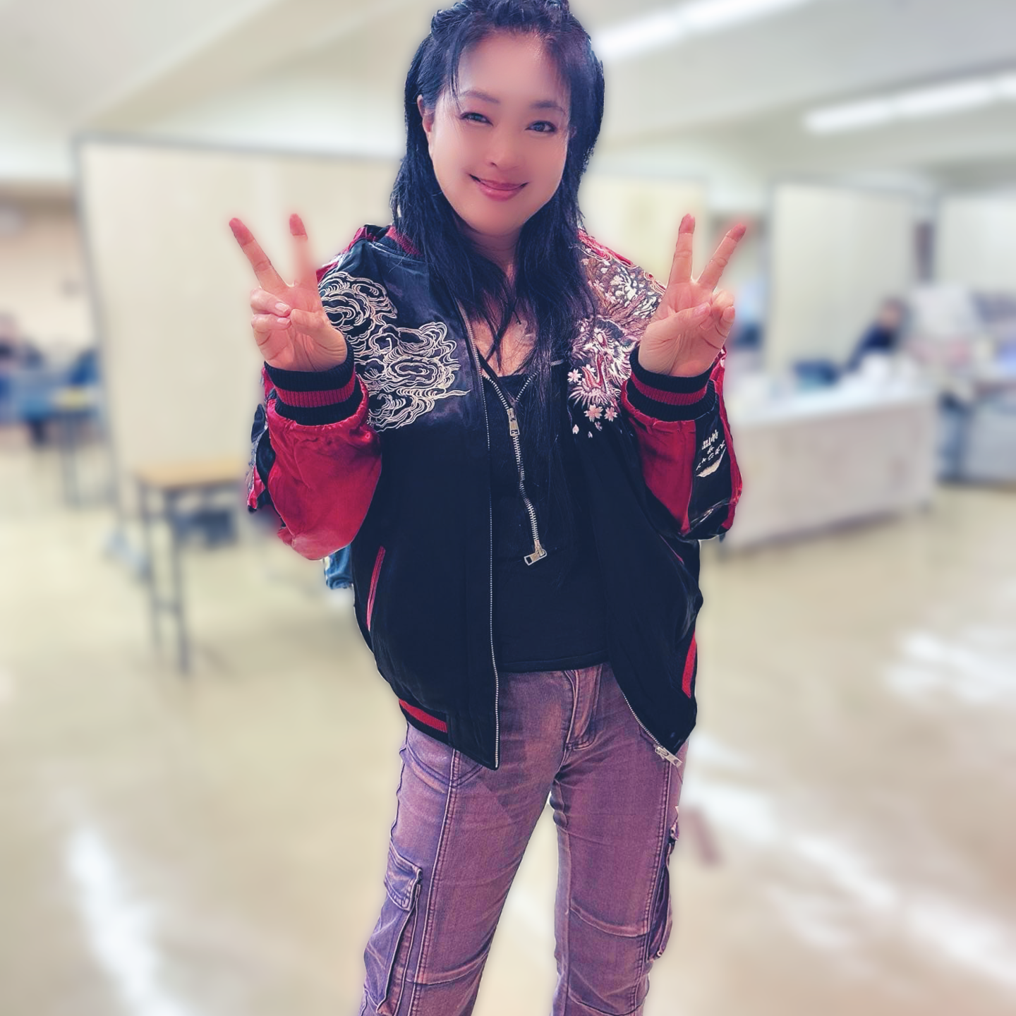 スカジャンを着てロックなポーズを決める白神純さん。秋田出身のJapanese Rockシンガーで、観光大使としても熱い存在感を放つ。