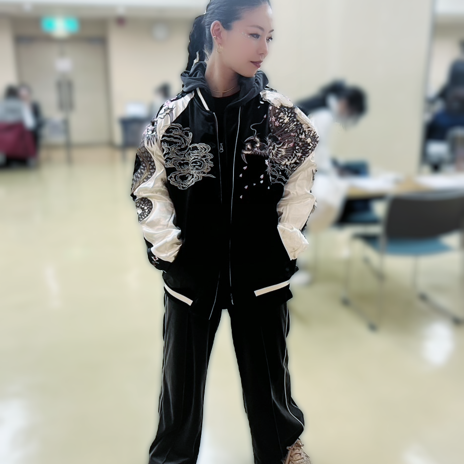 スカジャン姿でしなやかにポーズを取るMaricaさん。ヨガやバレエの美しさがスカジャンに融合した、健康美あふれる観光大使。